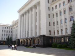 Prezidentský palác, kde na začátku roku 2010 Viktor Janukovyč vystřídal hlavního protagonistu Oranžové revoluce Viktora Juščenka. V sovětských časech zde sídlil Ústřední výbor Komunistické strany Ukrajiny.