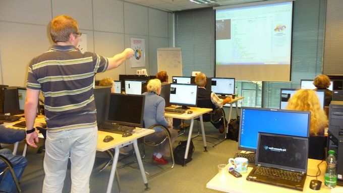 Experti z IBM v rámci svých dobrovolnických aktivit školí seniory v práci s počítačem.