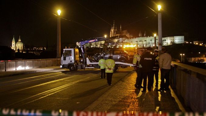 Dva chodce v březnu na Mánesově mostě srazilo auto.