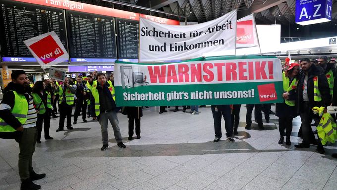 Kvůli nízkým mzdám stávkují zaměstnanci několika letišť v Německu
