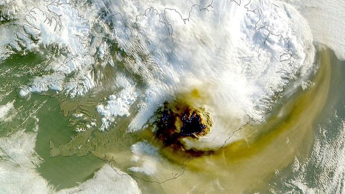 Snímek pořízený satelitem MODIS, který zveřejnila NASA, byl pořízen v neděli 22. května v pět hodin ráno. Zachycuje chrlení islandského vulkánu Grímsvötn ležícím pod ledovcem Vatnajokull.