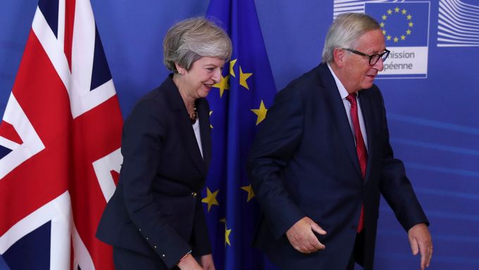 Theresa Mayová a Jean-Claude Juncker na jednom z dřívějších jednání.