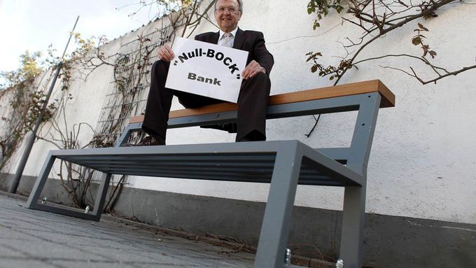 Nezávislý starosta Dieter Mörlein a jeho lavička "nezájem"