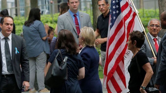 Demokratická kandidátka Hillary Clintonová opuští pietní shromáždění v New Yorku.