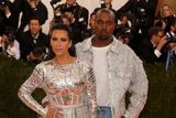 Profesionální celebrita Kim Kardashian nesmí chybět nikde, ani na Met Gala. Doprovod jí dělal její manžel, hudebník Kanye West - jen se doma asi nestihl převléct z džínů do společenských kalhot.