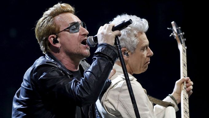 U2 vzdali hold obětem teroristických útoků v Paříži novou písní
