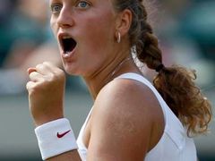 Petra Kvitová prošla loni až do semifinále Wimbledonu. Na snímku se raduje po výhře s Kanepiovou