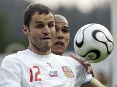 Střelec jediného českého gólu Vratislav Lokvenc (vpředu) a Kostaričan Douglas Sequeira sledují míč v přípravném zápase na MS s Kostarikou.