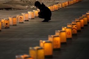 Foto: Život v Japonsku se na minutu zastavil, země vzpomíná na oběti tsunami