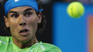 Rafael Nadal za stavu 2:2 v první sadě nakonec ukořistil brejk. Naštvaný Djokovič poté jen vztekle mrštil raketou.