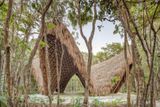 Bambusová konstrukce je "uhnízděná" přímo u městečka Tulum, které je známé pro své písčité pláže a mayské památky.