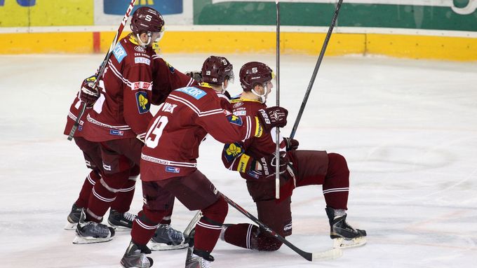Prohlédněte si galerii z pátečního zápasu 38. kola hokejové extraligy, v němž hráči Sparty rozstříleli Litvínov 7:1.