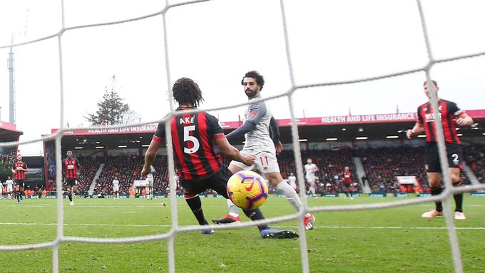 Mohamed Salah z Liverpoolu dívá gól do sítě Bournemouthu.