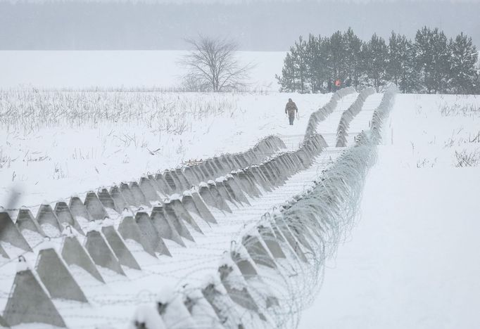 Pohled na ukrajinské vojáky a zasněžené frontové linie.