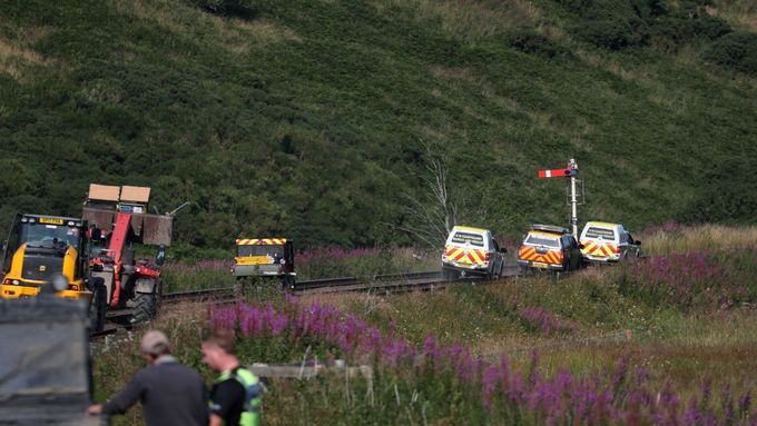 Záchranáři nedaleko místa, kde vlak vykolejil.