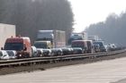 D1 u Brna zablokovala nehoda tří kamionů s osobním autem, při níž zemřel člověk