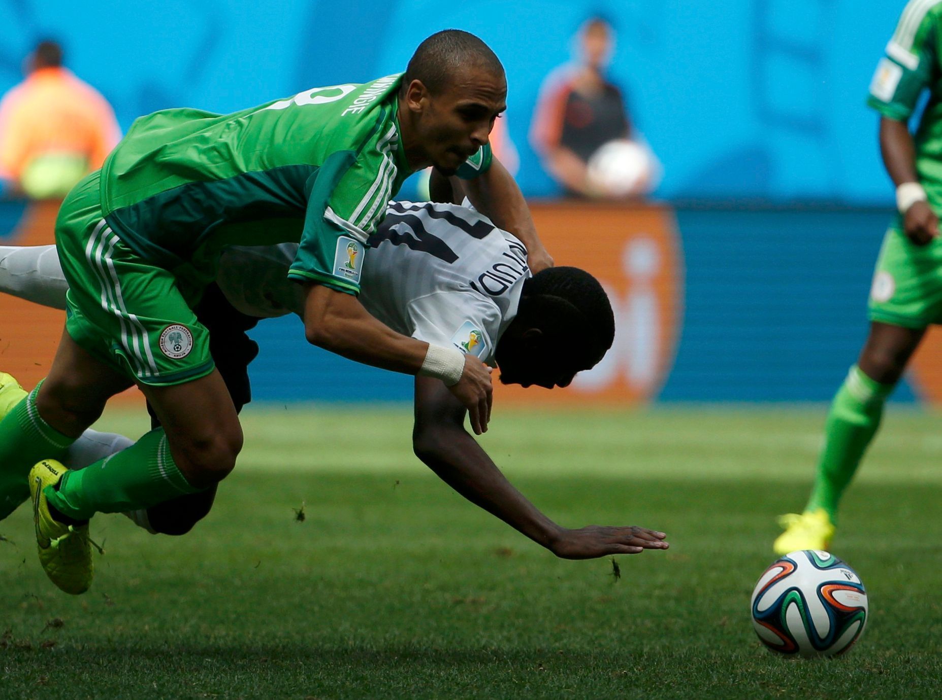 MS 2014, Francie-Nigérie:Blaise Matuidi - Peter Odemwingie (vlevo)