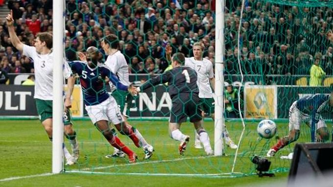 Po remíze 1:1 v Paříži postoupila Francie, ale Irsko cítí křivdu.