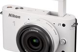 Nikon 1 V1 zaujme především odolným tělem. V sadě s objektivem 10-30 mm by měl stát kolem 20 tisíc. Nikon 1 J1 je menší a levnější. V sadě s objektivem 10-30 mm je cena odhadována ke 13 000. Oba fotoaparáty by se měly začít prodávat od 20 října.