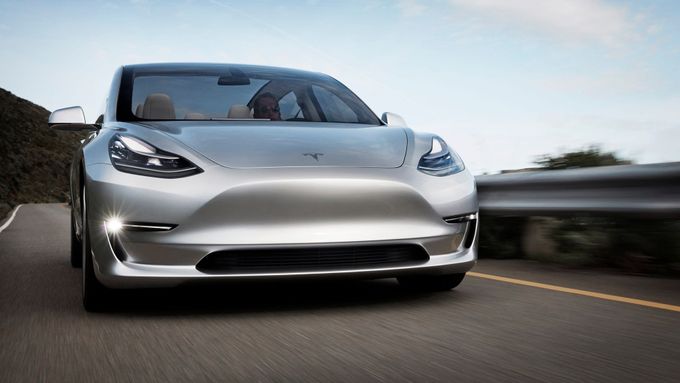 Aktuální čekací doba na Teslu Model 3 se pohybuje okolo 18 měsíců. Kalifornská automobilka ale slibuje rychlé zvýšení výroby.