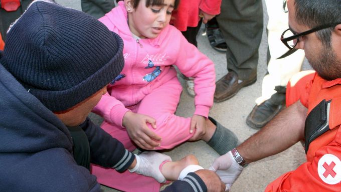 Pracovník libanonského Červeného kříže ošetřuje dívku ve vesnici nedaleko hranic se Sýrií.