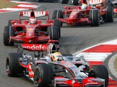 Čína - Lewis Hamilton si po startu Velké ceny Číny udržel vedení před oběma vozy Ferrari. Vyhrál.