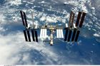 Kosmonauti ukončili výstup do kosmu, na ISS je čekal salát
