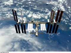 Mezinárodní vesmírná stanice ISS. Pokud by se její život prodloužil, ubylo by peněz na vývoj nástupců raketoplánů