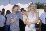 Cobain si rozhodně užil i stinné stránky popularity. Bulvární média s gustem propírala jeho divoké kousky na turné i dlouholetou závislost na heroinu. Jejich vděčným objektem je dodnes i jeho vdova Courtney Love, která mu porodila dceru Francis Bean.