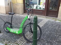 V Praze objevily elektrické koloběžky pro turisty. Provozovatelé jimi chtějí snížit ztráty za vyhlášku zakazující segwaye.