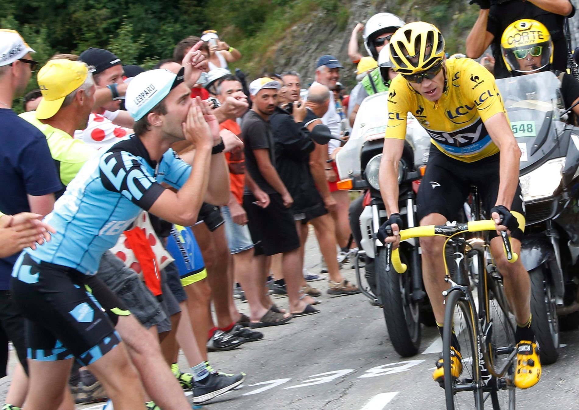 Fanoušci a Chris Froome v 19. etapě Tour de France 2015