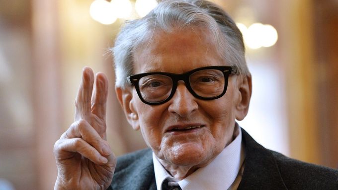 V roce 2016 režisér Vojtěch Jasný převzal v Praze cenu pražské pobočky Společnosti pro vědu a umění.