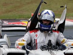 David Coulthard opouští svůj vůz havarovaný vůz.