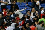 Podle agentury AFP dorazilo na zápas kolem patnácti tisíc tureckých fanoušků a problémy dělali už před zápasem.