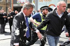 U autobusu Nigela Farage postávali lidé v kuklách. Chtěli na něj zaútočit koktejly
