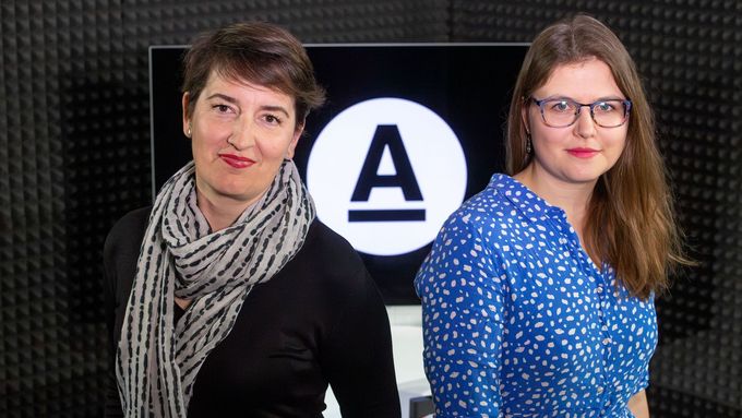 Podcast Evropa v souvislostech, redaktorky Dominika Perlínová a Kateřina Šafaříková.