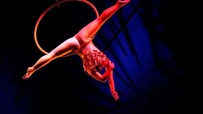 Člen kanadského cestujícího souboru Cirque du Soleil - "Slunečního cirkusu" na charitativním představení pro děti v Tchaj-peji. Cirque du Soleil je popisován jako moderní cirkus, kromě pozoruhodných vystoupení však klade důraz i na příběh svých představení. Vychází z tradice klasických cirkusů, nepoužívá však při představení zvířata.