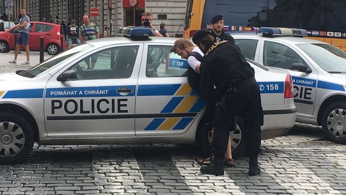V obchodě se zbraněmi v Opletalově ulici v Praze došlo k přepadení. Na místě byly zranění. Policie vyšetřovala a v poutech jí uvízl kolemjdoucí.