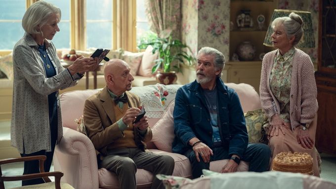 Helen Mirrenová, Ben Kingsley, Pierce Brosnan a Celia Imrieová v krimi komedii Čtvrteční klub amatérských detektivů.