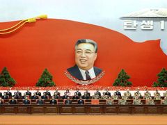 Severní Korea slaví 101. výročí narození svého zakladatele Kim Ir-Sena.