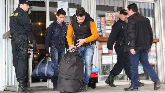 Uprchlíky z Iráku zadržela policie, když se chtěli dostat do Německa.