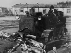 Zahrabávání mrtvých těl v Bergen-Belsenu.