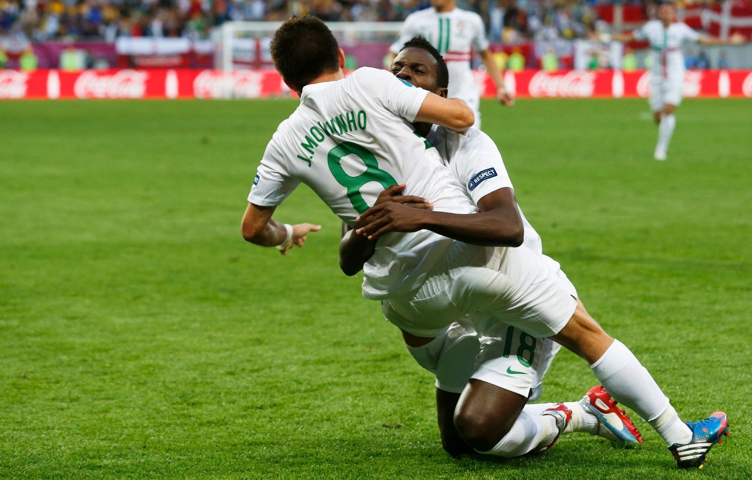 Joao Moutinho a Silvestre Varela v utkání Dánska s Portugalskem na Euru 2012