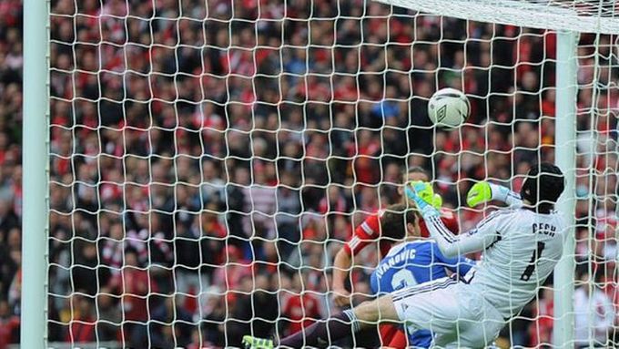 Míč po hlavičce Andy Carrolla vyráží ve finále F.A. Cupu z(poza) brankové čáry gólman Chelsea Petr Čech