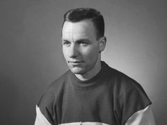 Bývalý hokejový útočník Zdeněk Návrat na zimní olympiádě 1956.