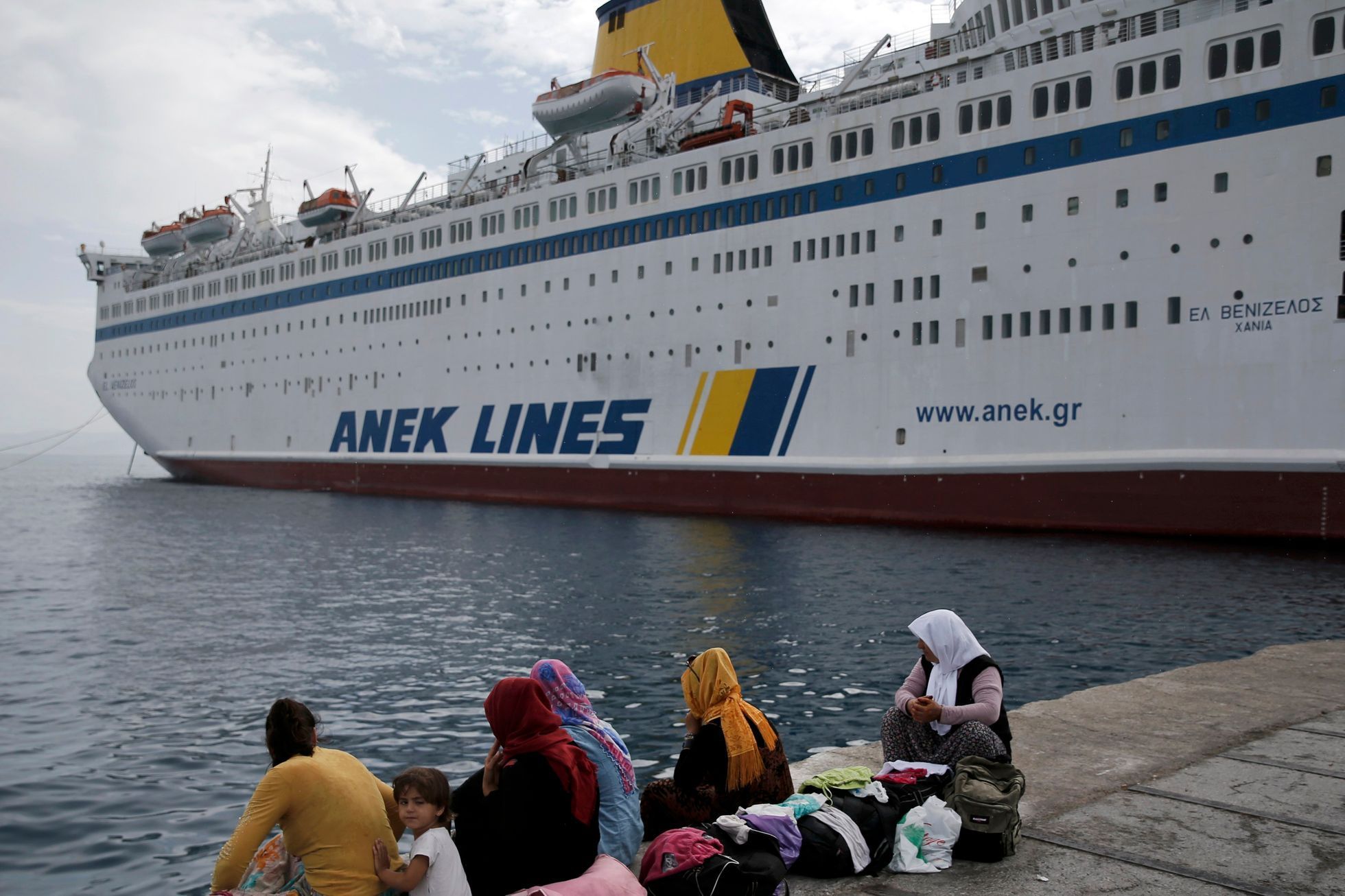 Uprchlíci na řeckém ostrově Kos čekají na trajekt Eleftherios Venizelos