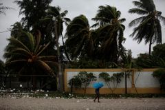 Hurikán Matthew už má na kontě nejméně jedenáct obětí. Kuba evakuovala přes 300 tisíc lidí