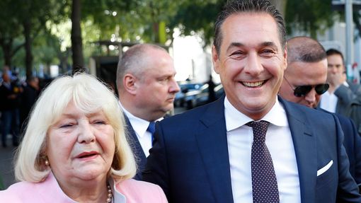 Heinz-Christian Strache s matkou před volební místností.