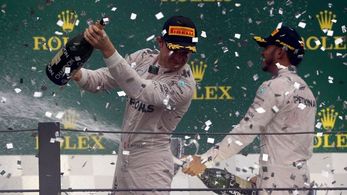 Nico Rosberg i Lewis Hamilton si letos šampaňského na stupních vítězů užili do sytosti, ale v neděli bude slavit titul jen jeden z nich.