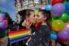 Srbsko po čtyřech letech povolilo gay pride, chce do EU